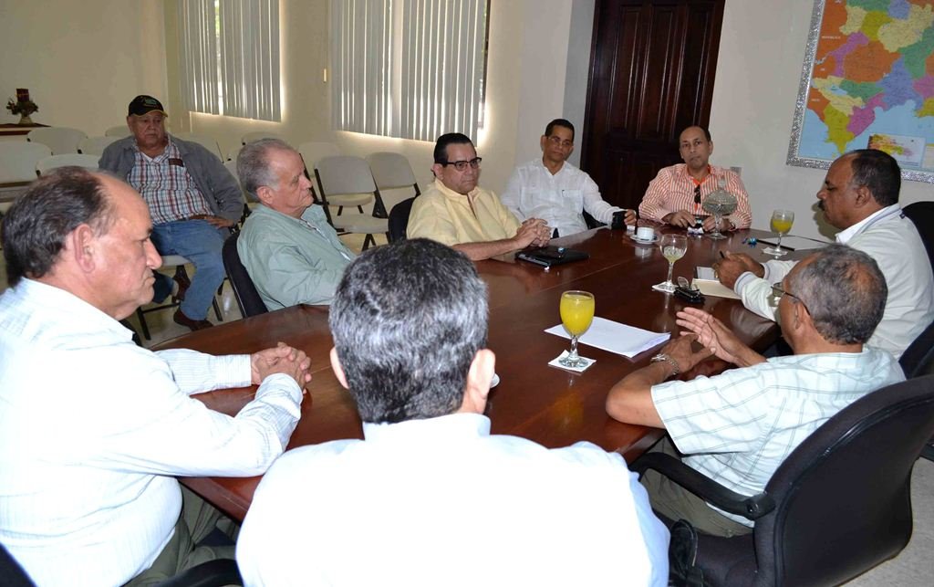 La comisión de Senadores escucha las explicaciones de los productores de Espaillat